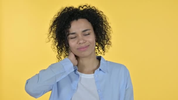 Retrato de mujer africana casual cansada con dolor de cuello — Vídeos de Stock