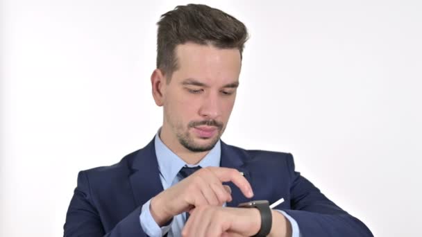 Портрет молодого профессионального предпринимателя с использованием часов Smartwatch, белый фон — стоковое видео
