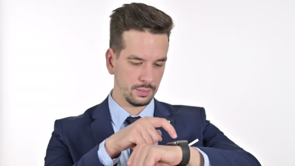 Portrét profesionálního mladého podnikatele pomocí Smartwatch, bílé pozadí — Stock video