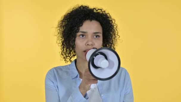 Πορτρέτο της Casual African Woman κάνει Ανακοίνωση στο Loudspeaker — Αρχείο Βίντεο
