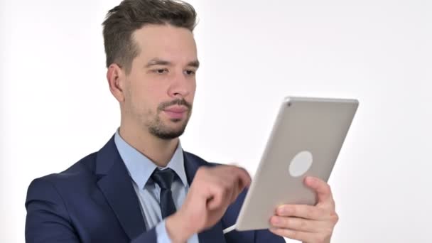 Portret atrakcyjnego młodego biznesmena robiącego wideo czat na tablecie, białe tło — Wideo stockowe
