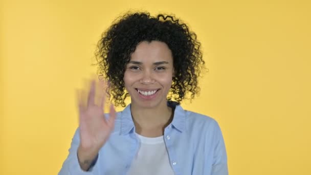 Retrato de la atractiva mujer africana casual haciendo Video Chat — Vídeo de stock