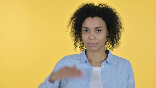 Retrato de una mujer africana casual sosteniendo el producto a mano — Vídeo de stock