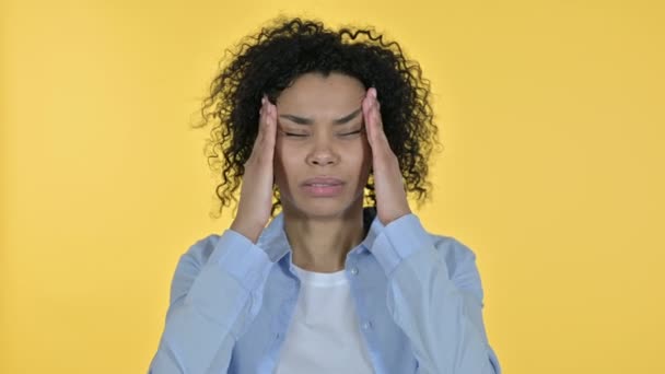 Портрет втомленої африканської жінки, яка страждає від головного болю — стокове відео