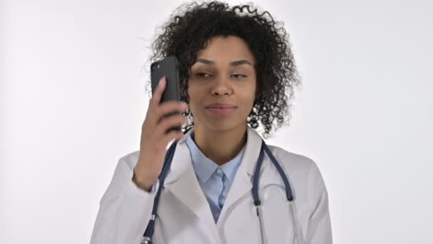 Portret afrykańskiej lekarki rozmawiającej na smartfonie w biurze — Wideo stockowe