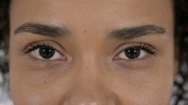 Olhos cintilantes da jovem mulher africana — Vídeo de Stock