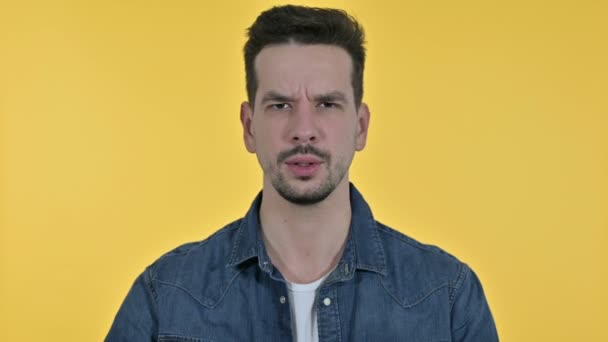 Retrato de un joven cansado con dolor de cuello, fondo amarillo — Vídeos de Stock