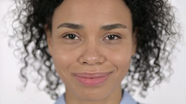 Close-up de rosto de sorridente jovem mulher africana — Vídeo de Stock