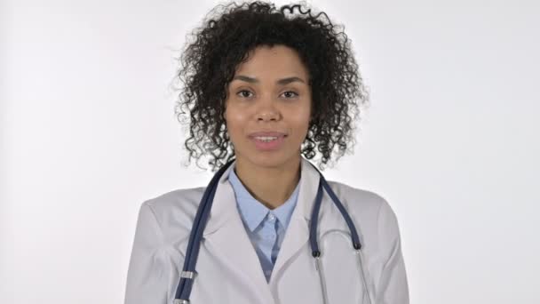 Retrato de alegre Africano feminino médico fazendo vídeo chat no escritório — Vídeo de Stock