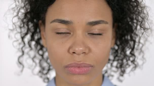 Seriøs ung afrikansk kvinnes ansikt – stockvideo