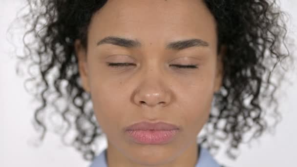 Rostro de una joven africana seria — Vídeos de Stock