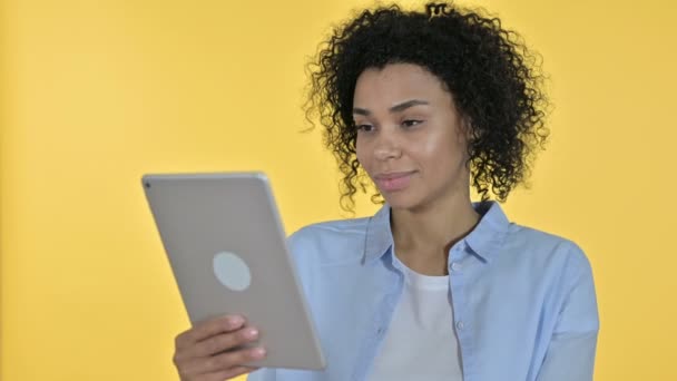 Portret van Casual Afrikaanse vrouw doet video Chat op Tablet — Stockvideo