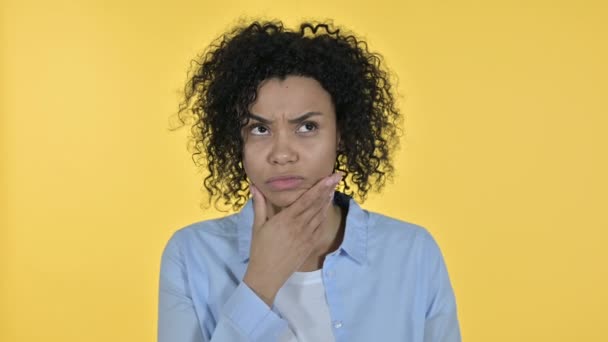 Porträt attraktiver, lässiger afrikanischer Frauen, die denken und Ideen bekommen — Stockvideo