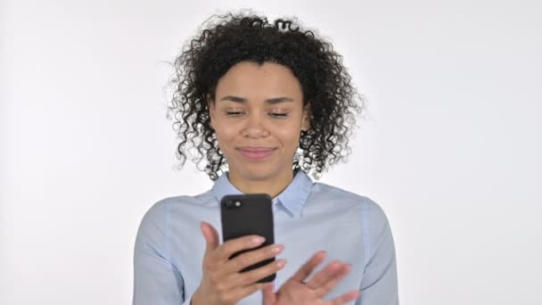 Portret van gefocuste jonge Afrikaanse vrouw praten op Smartphone — Stockvideo