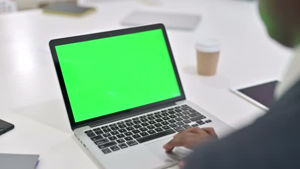 Homem Africano trabalhando no laptop com tela chave Chroma — Vídeo de Stock
