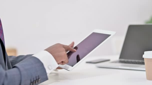 Close up of Hands of African Businessman using Tablet in Office — Stock video