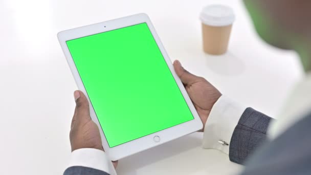 Africký muž používající tablet se zelenou obrazovkou Chroma Key — Stock video