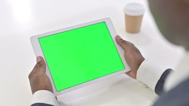 Afrikaanse man op zoek naar Tablet met Chroma Key Screen — Stockvideo