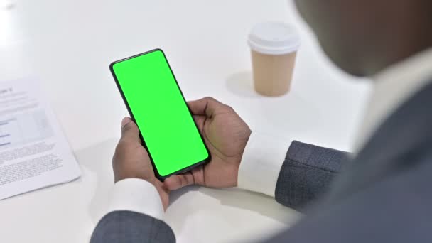 Afrikaner hält Smartphone mit Chroma-Schlüsselbildschirm — Stockvideo