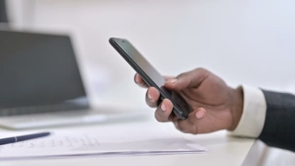 Fechar as mãos do homem africano usando Smartphone no escritório — Vídeo de Stock