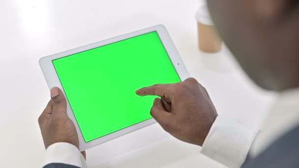 Hátsó nézet az afrikai férfi segítségével Tablet Chroma Key Screen — Stock videók