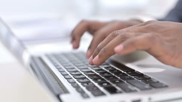 Närbild av Fingers of African Man skriva på laptop tangentbord — Stockvideo