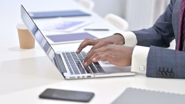 Close-up de homem africano digitando no laptop no escritório — Vídeo de Stock