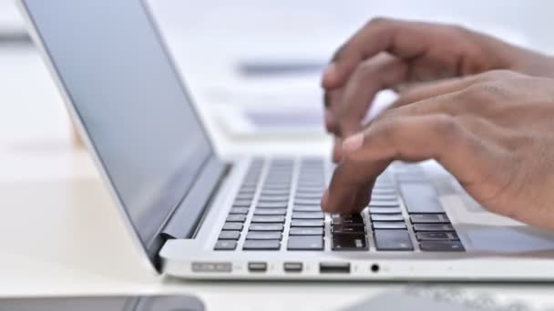 Primo piano di mani di uomo africano digitando sul computer portatile — Video Stock