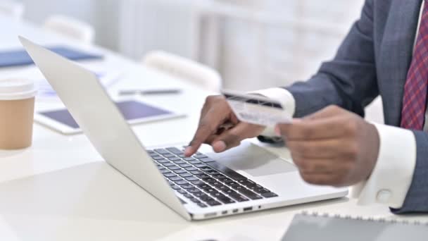 Närbild av African Man reagerar på online-betalning misslyckande på laptop — Stockvideo