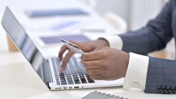 Close-up de homem africano fazendo pagamento on-line no laptop — Vídeo de Stock