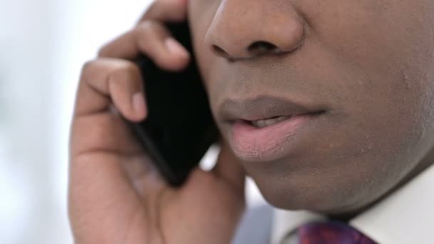 Primer plano de Enojado Africano Hombre Hablando en Smartphone — Vídeo de stock