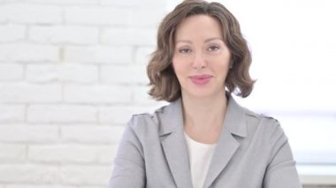 yaşlı kadın gösteren ok işareti 
