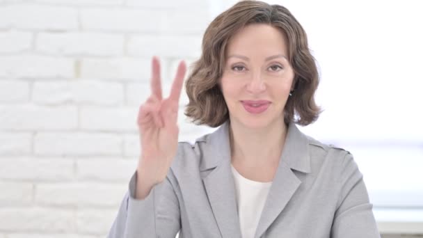 Old Woman showing Victory Sign — 图库视频影像