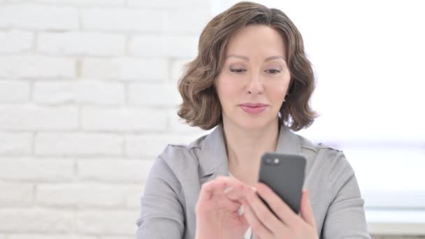 Vieille femme obtenir surprise sur Smartphone — Video