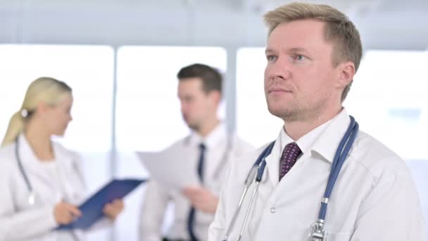 Porträtt av seriös manlig läkare säger nej genom Finger Sign — Stockvideo