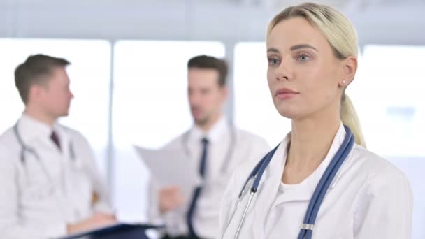 Retrato de médico feminino atraente mostrando polegares para cima — Vídeo de Stock