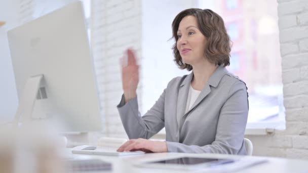 Mujer vieja creativa haciendo Video Chat en la computadora — Vídeos de Stock