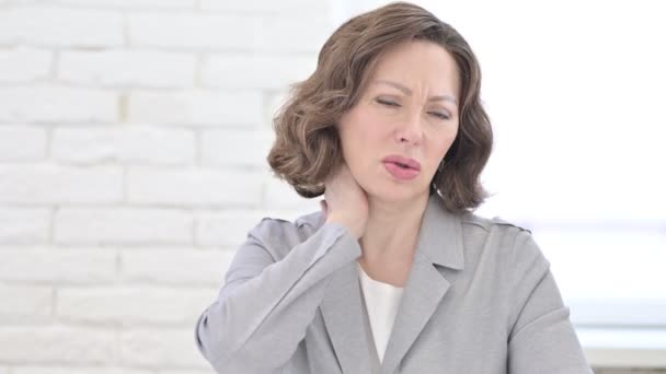 Retrato de mujer vieja creativa cansada con dolor en el cuello — Vídeos de Stock