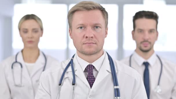 Porträtt av allvarliga team av läkare tittar på kameran — Stockvideo