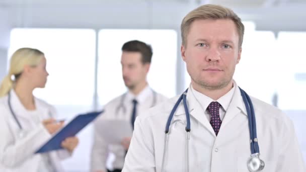 Porträtt av glad manlig doktor ler mot kameran — Stockvideo