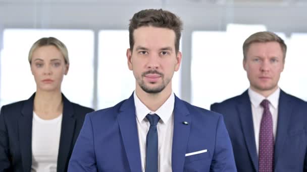 Retrato del equipo profesional sonriendo a la cámara en la oficina moderna — Vídeo de stock