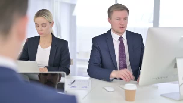 Senior Businessman Working on Desktop and Cough in Office — Stock video