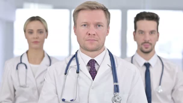 Retrato del equipo de médicos de pie con los brazos cruzados — Vídeos de Stock