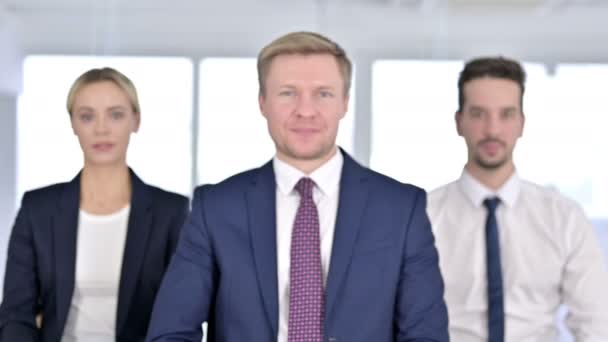 Portret van Cheerful Business Team toont duimen in Office — Stockvideo