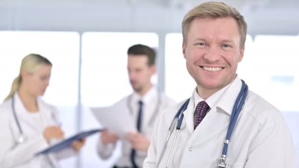 Portrait d'un homme attrayant Docteur souriant à la caméra — Video