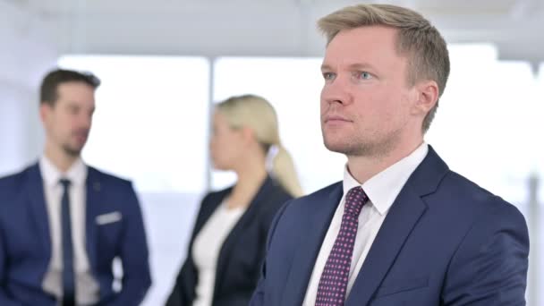 Porträtt av seriös affärsman Tittar på kameran i Office — Stockvideo