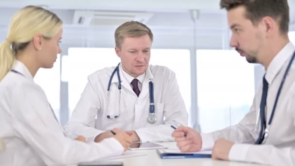 Focused Young Doctor taking Notes and Listening to Senior Doctor — 비디오