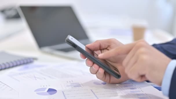 Close Up of Empresário usando Smartphone no trabalho — Vídeo de Stock