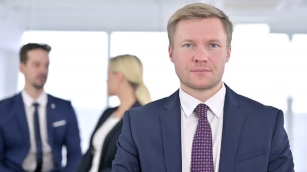 Retrato del alegre hombre de negocios haciendo pulgares hacia arriba en la oficina — Vídeos de Stock