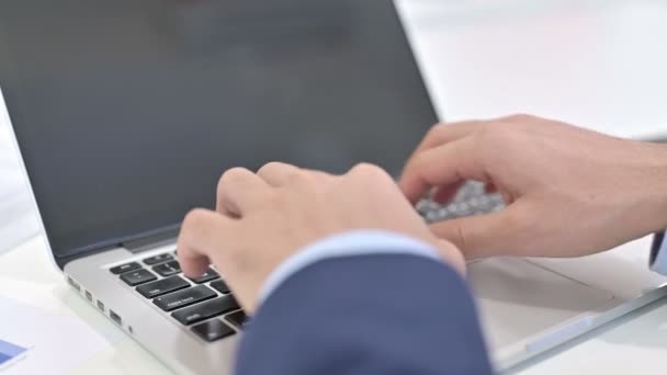 Geschäftsmann tippt auf Laptop — Stockvideo